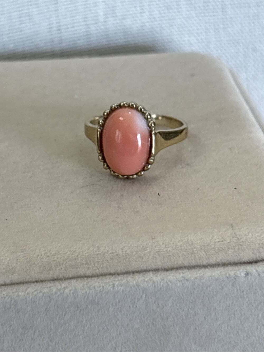 Vintage 8K Solid Yellow Gold Coral Ring Size 8 Bezel Set Oval 4.25g - Picture 1 of 16